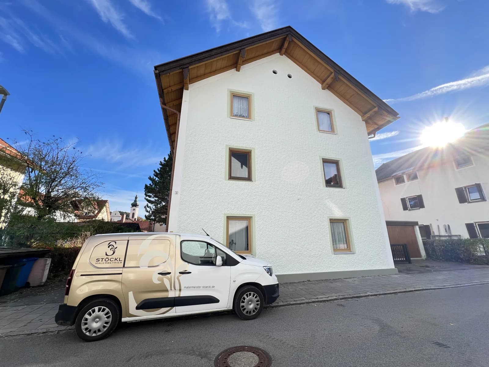 Ausgeführte Fassade in der Region mit Fahrzeug des Malerbetriebs Stöckl.